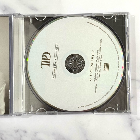 SIGNED TTPD CD Taylor Swift Tortured Poets Department - Picture 3 of 5
